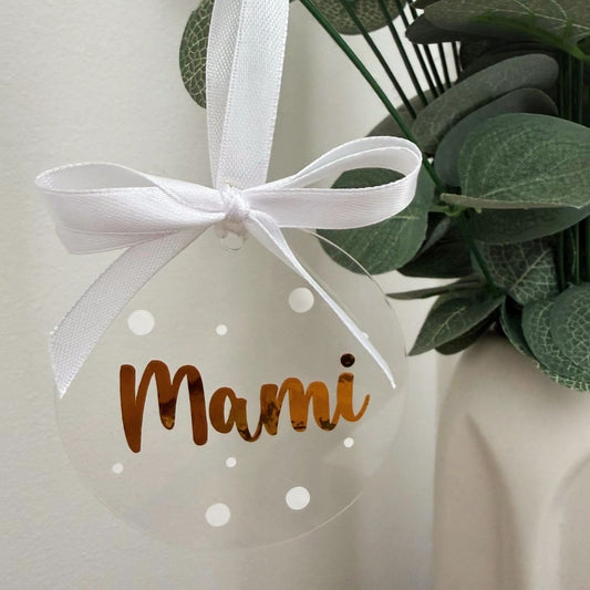 Átlátszó akril karácsonyfadísz „Mami” arany felirattal, fehér pöttyökkel és szatén masnival