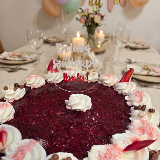 Személyre szabható akril tortabeszúró „Boldog szülinapot Iboly!” felirattal egy málnás tortán, ünnepi asztalnál
